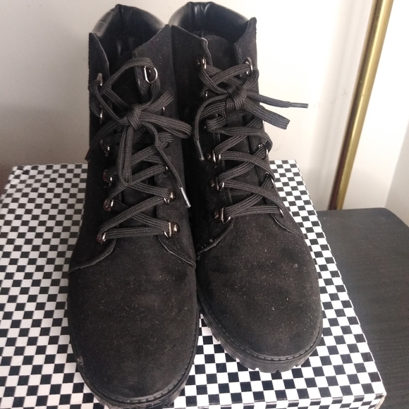 Boots - Picture 4 of 5